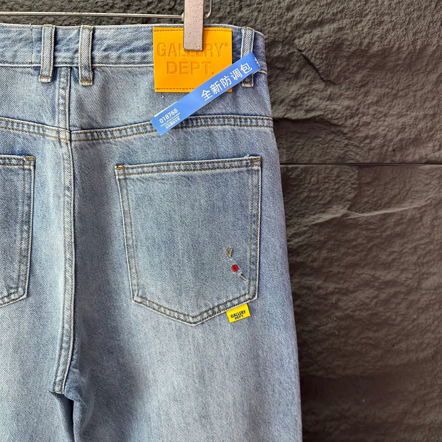 P250 GALLERY DEPT. 2025 New Light Blue Simple Washed and Distressed Couple Style Loose Straight Jeans 🔥High version🔥High version🔥 Top ceiling quality Styles with different washed textures are very friendly to people with thin legs and thick legs. The straight and loose version is very flattering. Moderate length that never goes out of style, easy to match with casually, basic styling for various styles, a must-have in the wardrobe! The fabric is stiff but also makes the upper body soft without losing texture. The washing process is even more perfect. It is a must-have item for everyone! ! ! Washed wheat, hang tag, pants label, complete with three labels Color: light blue Size: 28, 30, 32, 34, 36 (five sizes)